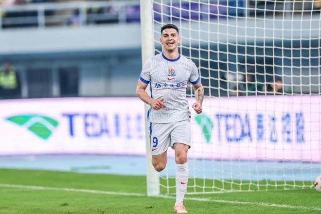 开云体育-意甲冲刺阶段再迎强敌；上海申花豪取连胜；主帅态度——球迷炸锅；更衣室氛围转暖的简单介绍